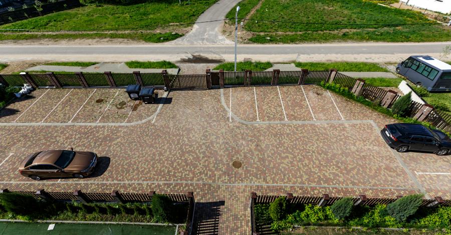 Парковка на территории